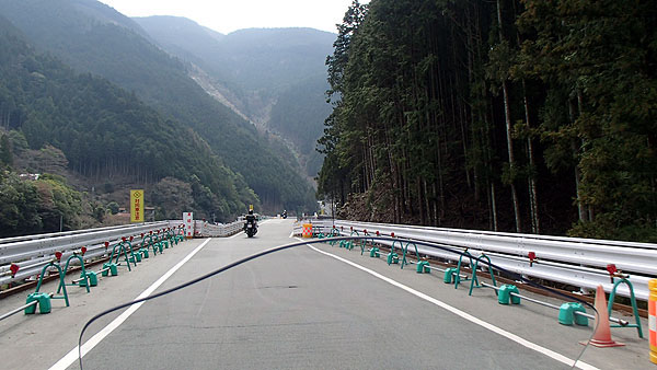 道路は至るところで修復されていました